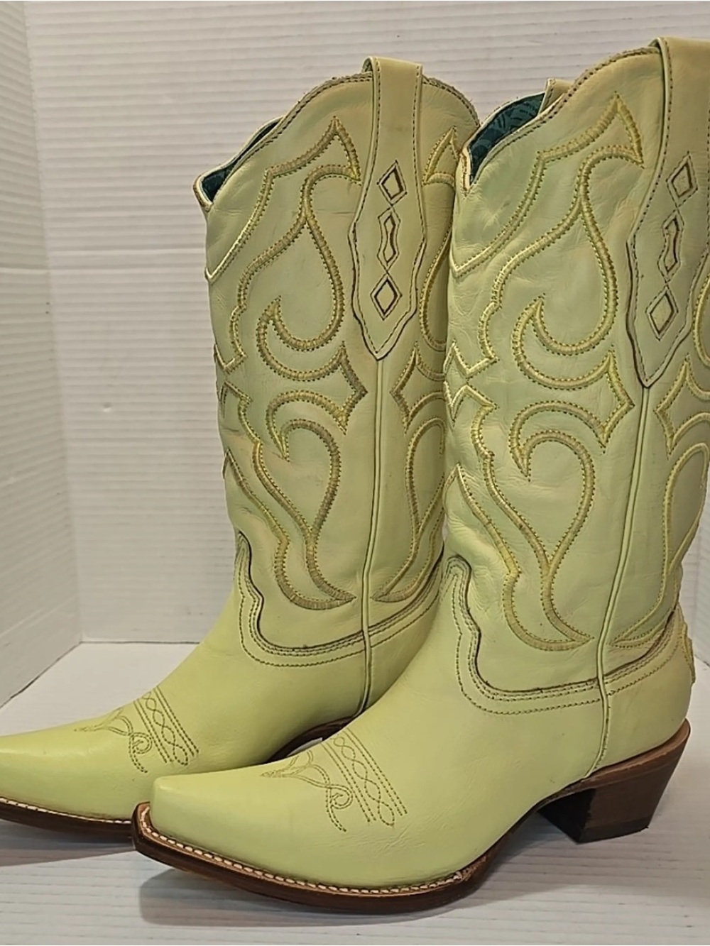 Size 8 Corral Yellow Embroidery Western Cowboy Boots Z5118